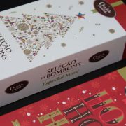 CAIXA DE BOMBONS E TABLETE DE CHOCOLATE DE LEITE