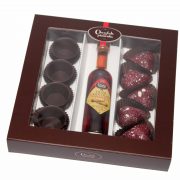 Pack Chocolate com Pimenta contém: 
4 COPOS CHOCOLATE
1 LICOR CHOCOLATE COM PIMENTA 5CL;
5 BOMBONS DE CHOCOLATE NEGRO COM PIMENTA ROSA E VERDE